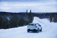 この道を行くのは凍った湖を目指すわれわれ取材チームのみ。80km/hの制限速度を守ってひたすら走り続ける。