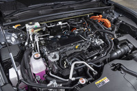 発電も駆動も担う2.5リッター4気筒エンジンは単体で最高出力177PSを発生。前後車軸にそれぞれ備わるモーターを合わせたシステム全体では306PSを発生する。