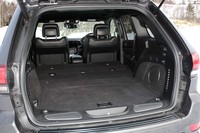 5人乗車時で782リッターものラゲッジルームが得られる「グランドチェロキー」。後席を倒せば最大1554リッターにまで拡大可能。