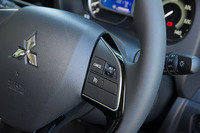 ステアリングホイールに備わるクルーズコントロールの操作スイッチ。