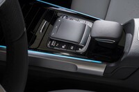 センターコンソールにはインフォテインメントシステムや車両設定の操作デバイス、走行モードのセレクターなどがレイアウトされている。