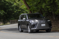 「LX700h」のハイブリッドはパラレル式。エンジンと10段ATの間にクラッチ付きのモータージェネレーターを搭載している。