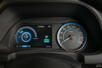 メーターパネルは、ガンメタクロームの装飾と「nismo」のロゴが特徴。インフォメーションディスプレイの起動画面も専用のアニメーションとなっている。