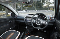 シフトノブやペダルなどの操作系を除くと、インテリアのデザインは基本的にMT仕様もEDC仕様も同じ。MT仕様では、シフトベースのリングにもオレンジのアクセントカラーが用いられている程度だ。