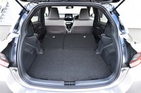 60：40分割可倒式の背もたれを倒した状態の荷室。写真のようにフロアボードを上段にセットすれば、ほぼフラットな積載スペースが得られる。