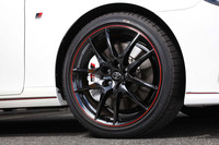 ブラック塗装が施された、「マークX 350RDS“GRスポーツ”」の19インチアルミホイール。