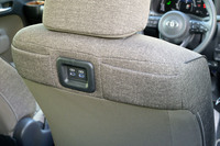 「シエンタ」の後席用USBポートは運転席の背面に2つ並んでいる。