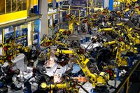 溶接工場では、まずは「フロアコンプ」と呼ばれる車体底部の部品から組み立てられる。