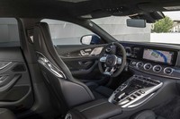 インストゥルメントパネルには、12.3インチのディスプレイを2枚採用。ドライバー前のパネルが速度やエンジン回転数などのメーター表示を、センターコンソール寄りのパネルがインフォテインメント機能を表示する。