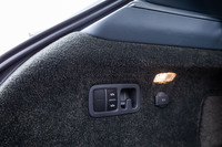 荷室内の左側面にあるスイッチの操作で、車高を下げることができる。荷物の積み下ろしの際に役立つ装備だ。