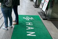 渋谷ハンズの玄関にて。外国人観光客が靴を拭かなければ、マットがあること自体気づかなかった。