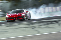 ブレーキにはフロント398mm、リア390mmの径のカーボンセラミックディスクを採用。ベタベタのセミスリックタイヤのおかげでコーナー出口でのトラクションも問題なく、高速コーナーでもわずかにオーバーステアになるだけでコントローラブルだ。