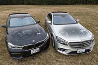 価格もスペックもよく似た3リッター直6ディーゼルの、4WD車同士の対決となった、「メルセデス・ベンツS400d」（写真右）と「BMW 740d」（同左）の比較テスト。フラッグシップセダンに見られる両ブランドの味付けの違いをリポートします。
	(photo：小河原 認)