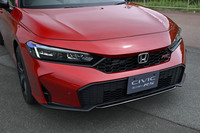 バンパーロアガーニッシュやヘッドランプの周囲がブラックでコーディネートされた「シビックe：HEV RS」のフロントフェイス。グリルの右側に「RS」のエンブレムが備わる。