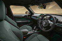 上質なレザーを用いた「MINI Yoursレザーラウンジシート」は、クリアブルーのステッチが施されたセージグリーンの表皮で仕立てらる。