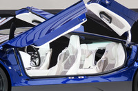 4座のシートと「アビームセイルドア」と呼ばれる4枚ドア。