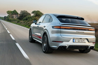 電動車としての性能の高さも、改良を受けた「カイエン ターボEハイブリッド」の特徴。既存の「カイエンS Eハイブリッド」では40kmとされていた一充電走行距離は、「カイエン ターボEハイブリッド」で70～73km、同クーペで70～72kmとされている。