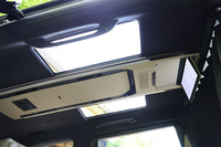 アルファードの「エグゼクティブラウンジ」と同じくルーフヘッドライニングはウルトラスエードで、電動シェード付きの左右独立式ムーンルーフも備わる。LEDルーフカラーイルミネーションやスライドドアパワーウィンドウ、パワースライドドアなどを操作できる天井の集中スイッチパネルが備わるのも同じだが、取り付け位置がシートレイアウトに連動して後方に移されている。