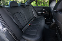 前席と同様のテイストでデザインされた後席。背もたれにはスルーローディングシステムと呼ばれる、40：20：40の3分割可倒機能が備わる。「M340i xDrive」には、他モデルではオプションとなる後席用12V電源ソケットとUSBソケット（タイプC対応）、シートバック収納に加え、トランクルーム内の収納ネットや荷物用フックがセットになった「ストレージパッケージ」が標準装備されている。