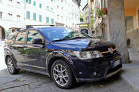 「フィアット・フリーモント」。2020年7月 トスカーナ州スティアで。