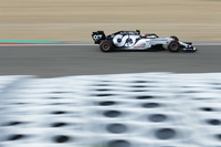 アルファタウリの予選は、ピエール・ガスリー（写真）12位、ダニール・クビアト13位と2台ともQ2どまりとなるものの、レースではガスリーが6位でゴール。チームはトロロッソ、そしてその前身であるミナルディ時代を含めて最長となる8戦連続入賞中と波に乗り、ランキングは7位につけている。クビアトはレッドブルのアルボンにぶつけられフロントウイングを壊し緊急ピットイン、15位完走。（Photo=Getty Images / Red Bull Content Pool）