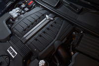 最高出力608ps、最大トルク900Nmを生み出す6リッターW12ツインターボ・ガソリンエンジン。可変シリンダー機構（12気筒→6気筒）とアイドリングストップ機能が備わる。