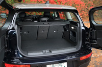 荷室容量はCセグメントハッチバックに比肩する360リッター。4：2：4分割の後席をたためば、1250リッターまで拡張できる。