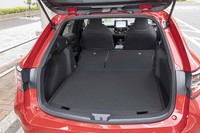後席の背もたれをすべて倒すと、ラゲッジスペースの容量を802リッターにまで拡大できる。フラットな床面はさすがトヨタの実用車だ。