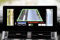 悪路での走行を支援する装備も進化。「マルチテレインモニター」には車体下部前方の透過映像に加え、後輪周辺をクローズアップして表示する新しいビューが追加された。