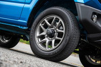 「ジムニー」のタイヤサイズは従来モデルと同じく175/80R16。テスト車にはジムニー、「ジムニーシエラ」ともどもブリヂストンのオールシーズンタイヤ「デューラーH/T II 684」が装着されていた。