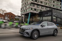 トップグレードの「580 4MATIC」は前後アクスルに駆動用モーターをそれぞれ搭載し、システムトータルで最高出力544PS、最大トルク858N・mを発生。モーターごとのスペックは明かされていない。