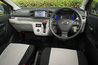 新型「ミラ イース」のインストゥルメントパネルまわり。オープントレーや固定式のドリンクホルダーの設置により、利便性を高めている。