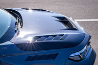 「無限シビック タイプRグループB」に装着されるドライカーボン製の「カーボンエアロボンネット」は132万円。標準装備のボンネットよりも約3kgの軽量化が実現されている。