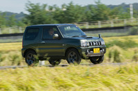 3代目「ジムニー」は、1998年の軽自動車規格の改定に合わせて開発されたもの。四角四面でありながらも角の取れたデザインには、普遍的な魅力が感じられる。