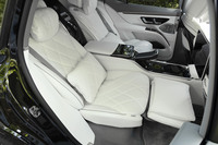 左右独立シートや格納式テーブルなどを組み合わせた「ファーストクラスパッケージ」は後席をさらに豪華に仕立てるオプション。乗車定員が4人に変更される。