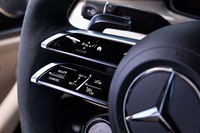 サイドスポークが上下に分割されたステアリングホイール。従来は埋め込み式だったステアリングスイッチは静電容量式のタッチスイッチに改められている。