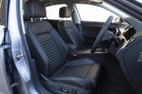 全モデルのフロントシートに、ヒーターと電動調整機構が内蔵されている。上級グレードのシート表皮は、ナッパレザー仕上げとなる。