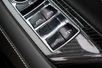 ルーフの開閉ボタンは、パワーウィンドウのスイッチともども、運転席側のドアコンソールに配置されている。