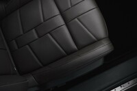 シート表皮は他のDS車と同じウオッチストラップデザイン。「リヴォリ」ではバサルトブラックのレザーが標準。