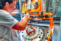 モーターのステータを製作している様子。ホンダなどは角型導線をコアに差し込んでから溶接する「セグメント式」のステータ構造を採用しているが、アウディのそれはコンベンショナルな巻き線構造のようだ。