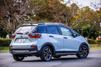 SUVテイストのエクステリアや引き上げられた最低地上高、撥水（はっすい）ファブリックが採用されたシートなどが特徴となる「フィットe：HEVクロスター」。写真は4WD車で、車両本体価格は262万0200円。