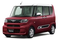 「ホワイト×ファイアークオーツレッドメタリック」カラーの「タントX」。