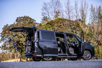 トヨタ車として初めてパワーバックドアの開閉スイッチが、車両後部の両サイドに配置された。クルマの横に立ちスイッチ操作を行うことで、バックドアの開度を確認しながら任意の位置で止められる。