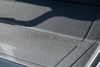 フロントウィンドウ基部に隠された「HYBRID REBORN」のロゴ。