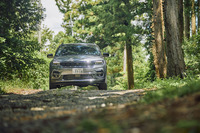 未舗装路の走行は「コマンダー」にはお手のもの。悪路における強みは、同じ多人数乗用車のミニバンに対する大きなアドバンテージといえる。