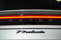新型「プレリュード」のリアエンブレム。左右のリアコンビランプをつなげた一文字ラインのテールランプデザインも新型プレリュードの特徴だ。
