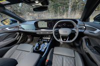 ダッシュボードはメーター用とインフォテインメント用のスクリーンを一枚に見せる当世のプレミアムセグメントではやりのスタイル。パッセンジャーディスプレイはオプションの「テクノロジーパッケージプロ」（45万円）に含まれている。