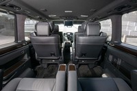 「グランエース」の室内高は1290mm。FFベースの上級ミニバン「アルファード／ヴェルファイア」（1400mm）よりも110mm低くなっている。