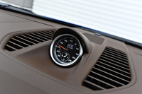 試乗車には、ダイナミックエンジンマウントや走行モード切り替え機構、時計付きのストップウオッチなどからなるオプションの「スポーツクロノパッケージ」が装備されていた。