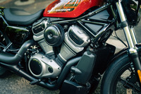 車体については「スポーツスターS」と同じくフープ型のフレームを廃止。エンジンをストレスメンバーとして活用し、その箇所のフレームを廃することで、軽量化と車体剛性の強化を実現している。